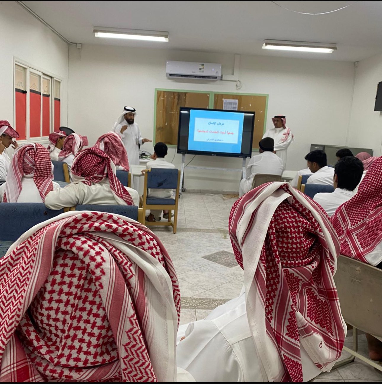 ضمن برنامج حصيف لقاءات ومحاضرات تثقيفية لطلاب وطالبات المدارس المتوسطة والثانوية على مدى أربعة أيام